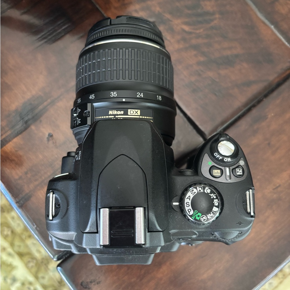 Nikon D40x with 18 - 55mm lens and full battery pack - Picture 5 of 5